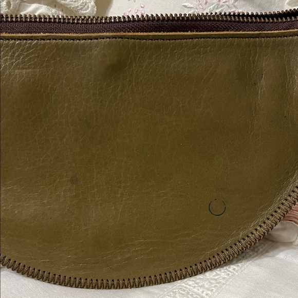 Lyons Leather Co. Green Leather Crossbody Small Bee - Picture 3 of 12